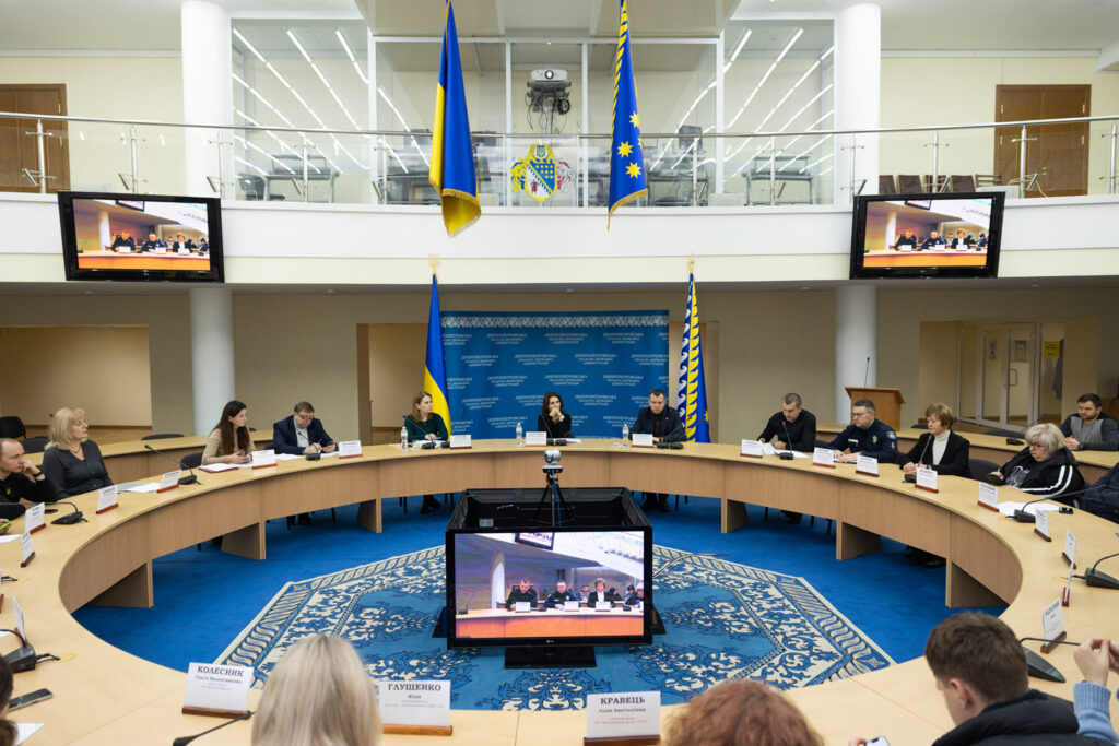 Великий круглий стіл для переговорів з учасниками засідання у Дніпропетровській обласній державній адміністрації