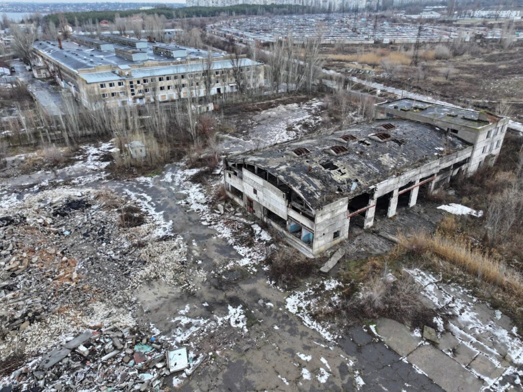 знищена снарядами будівля заводу, фото з висоти дрону