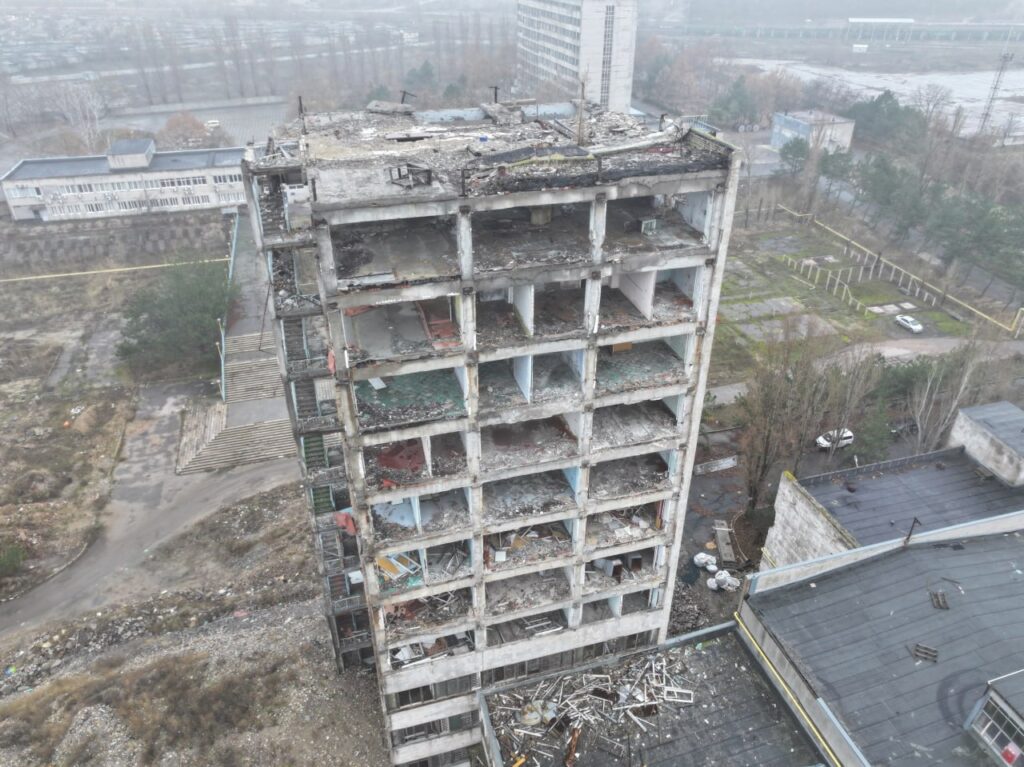 каркас знищеної будівлі з висоти дрону