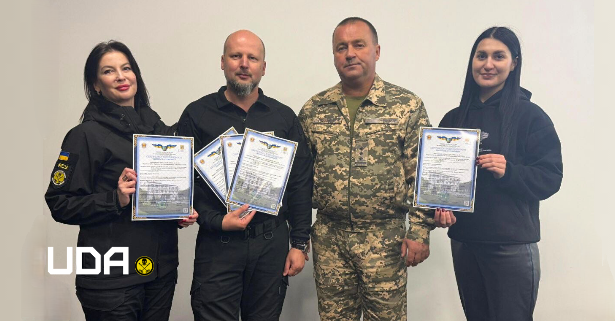 Кавер: ресертифікація АСУ, три представники АСУ з сертифікатами в руках та представник органу, що їх видав