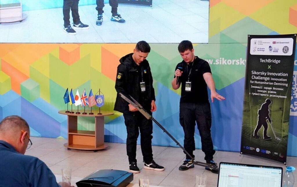 Представник АСУ на заході у КПІ ім. І.Сікорського тестує міношукач