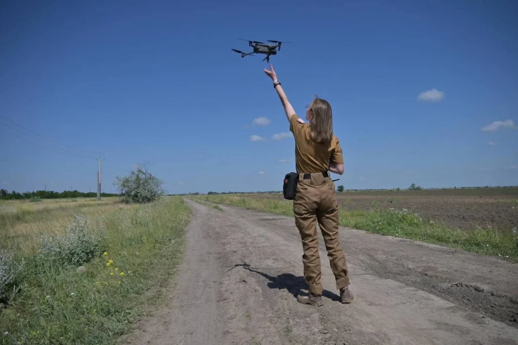 Technologies: a female sapper from the UDA launches a drone in a field