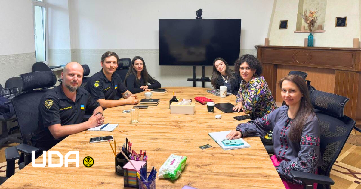 Кавер: представники ГО "АСУ" та ГО "Дівчата" за переговорним столом