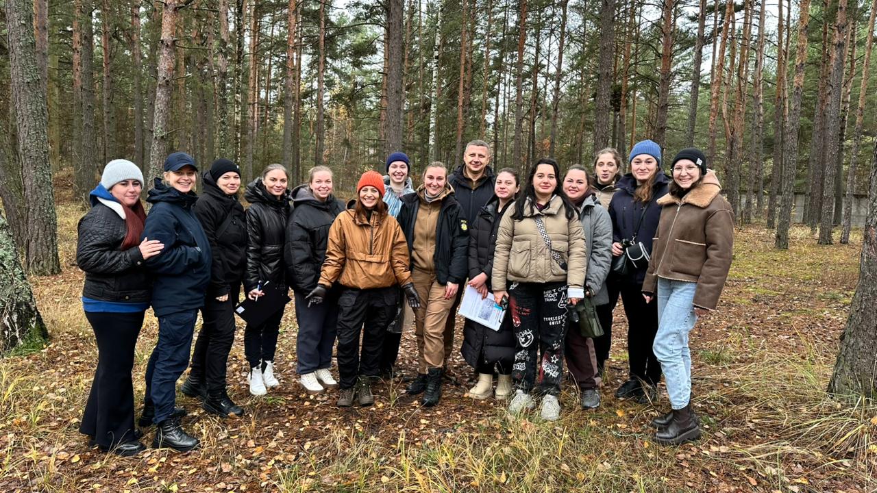 групове фото: колектив учасниць курсу в лісі