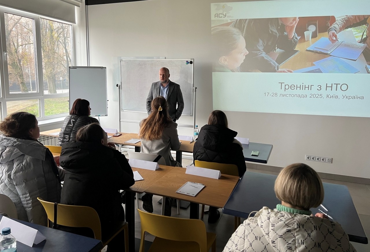 Голова правління АСУ вітає учасниць на курсі НТО