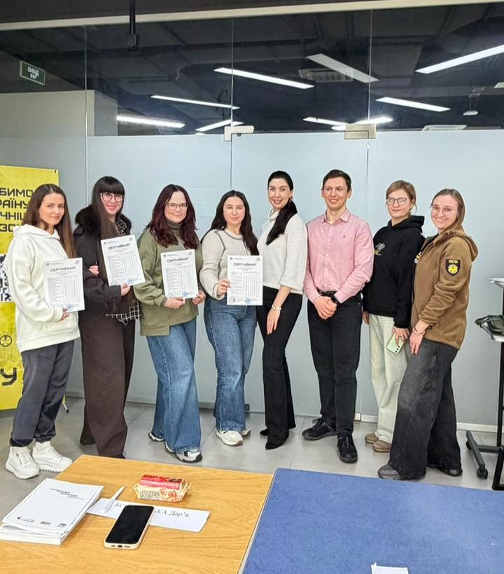 Учасниці проєкту з сертифікатами про завершення курсу