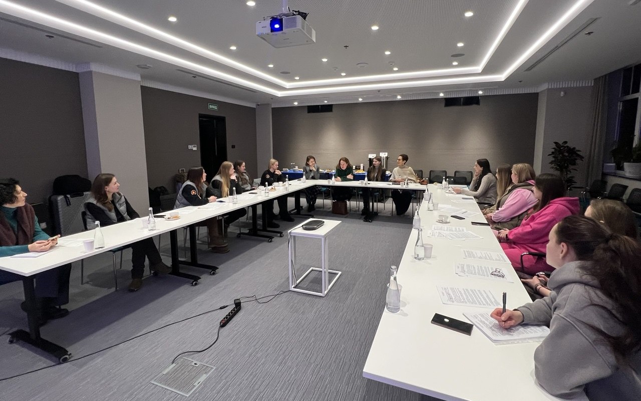 тренінг "Вона демінерка" за круглим стом