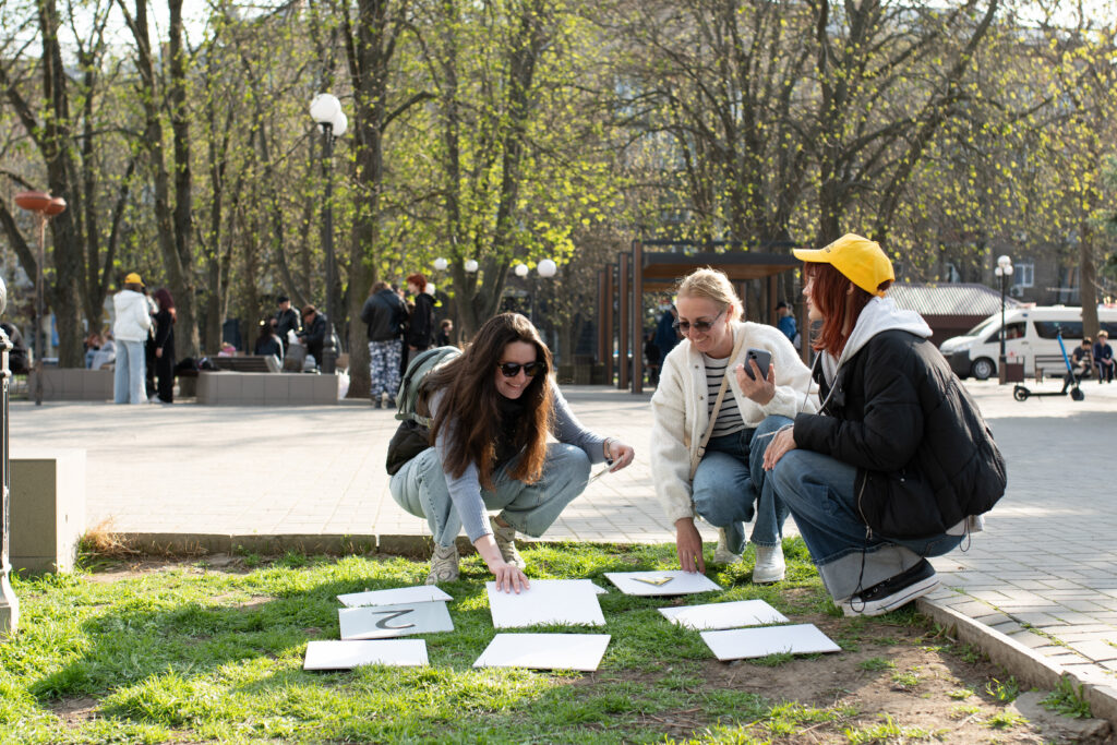 квест: 3 учасниці навприсідки шукають відповідь на питання