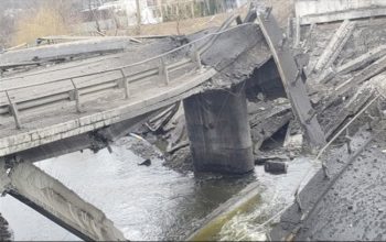зруйнований міст через нешироку річку
